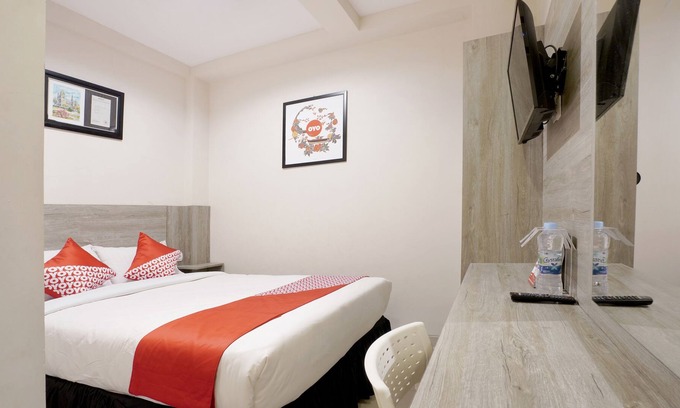 Depok Hotel | OYO 646 Kvinn Kostel