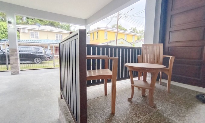 Kuching Apartamento | OYO 90203 Emma Sukma Homestay