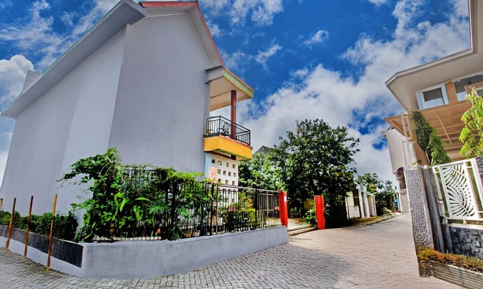 Semarang Hotel | OYO 94683 Oteng Stay