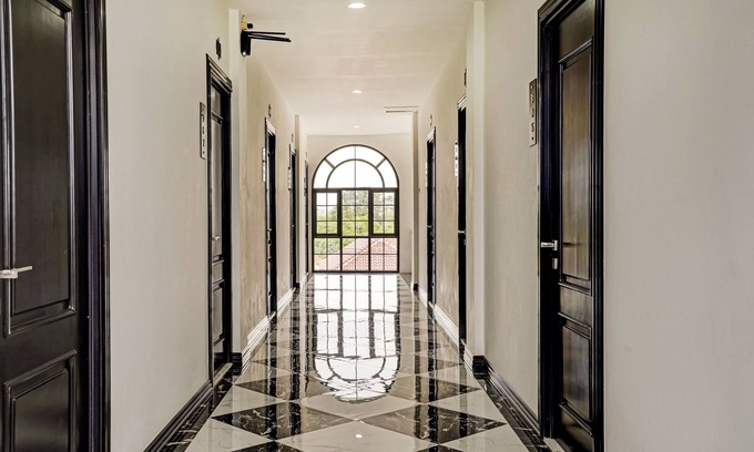 Karawang Hotel | Super OYO 90164 La'rissa Residence