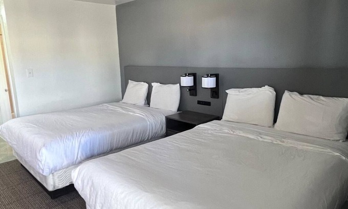Pearsall Hotel | OYO Garden Inn and Suites Pearsall I-35 East