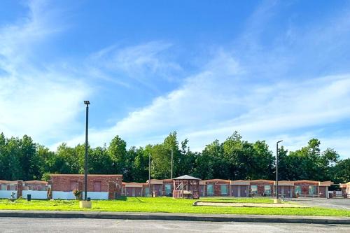 Grayridge Hotel | OYO Hickory House Inn