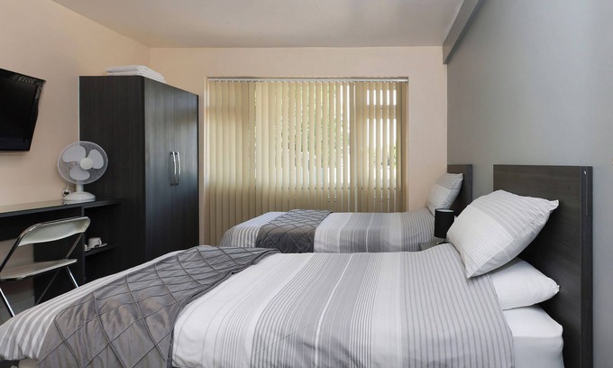 Uxbridge South Casa | OYO Honeycroft Lodge