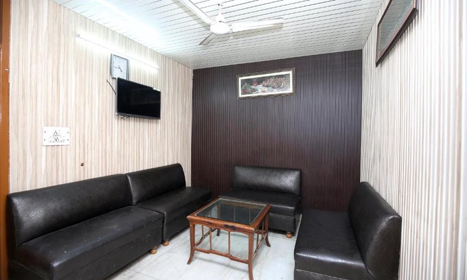 Mohali Hotel | OYO Hotel Hm Crystal