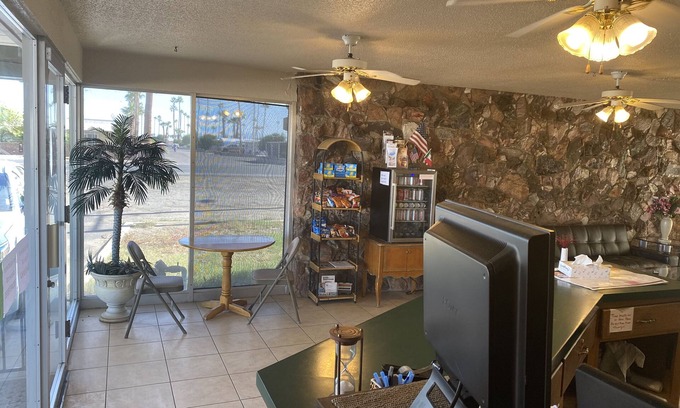 Yuma Hotel | OYO Hotel Yuma AZ Desert Grove