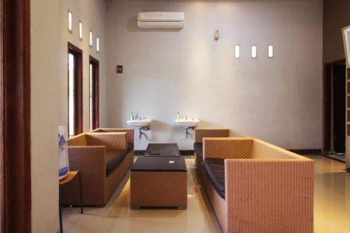 Rajabasa Hotel | OYO Life 2273 Pratama Homestay
