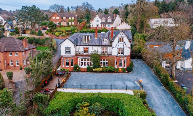 Holywood Hotel | OYO Rayanne House Guest Accommodation