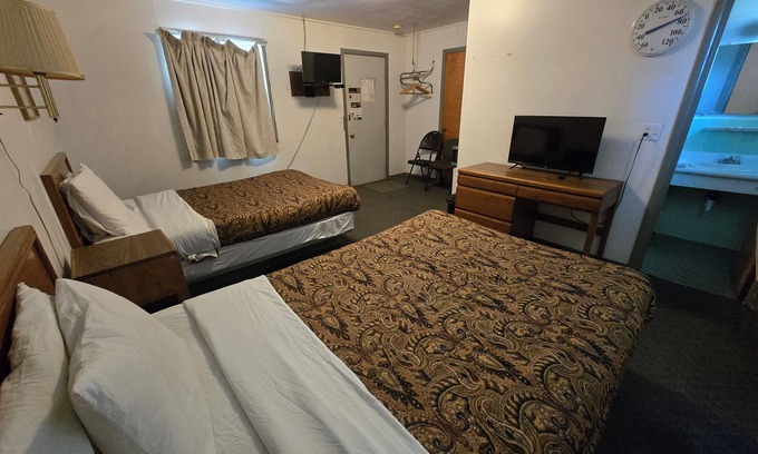 Eagle Grove Hotel | OYO Sandman Inn
