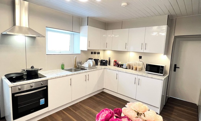 Pembroke Dock Casa | OYO Welsh Holiday Accommodation - Modern Stay