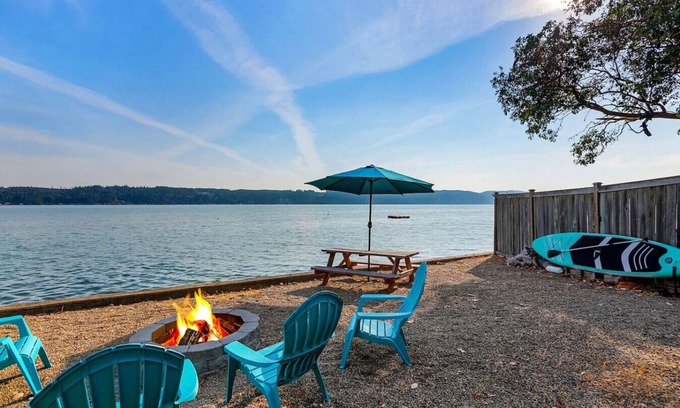 Belfair Casa | Oyster Pine Retreat - Waterfront w/Hot Tub & Kayak