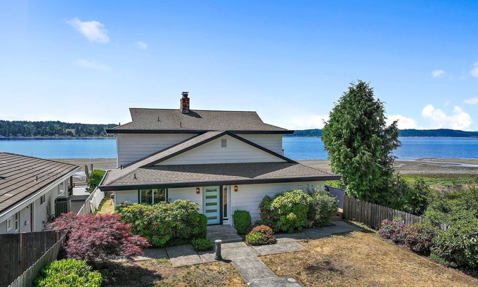 Belfair Casa | Oysters, Clams, private beach, relaxing waterfront home