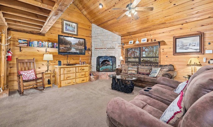 Eureka Springs Casa | Ozark Escape-Hot Tub-Cabin-9 mi to Eureka DT