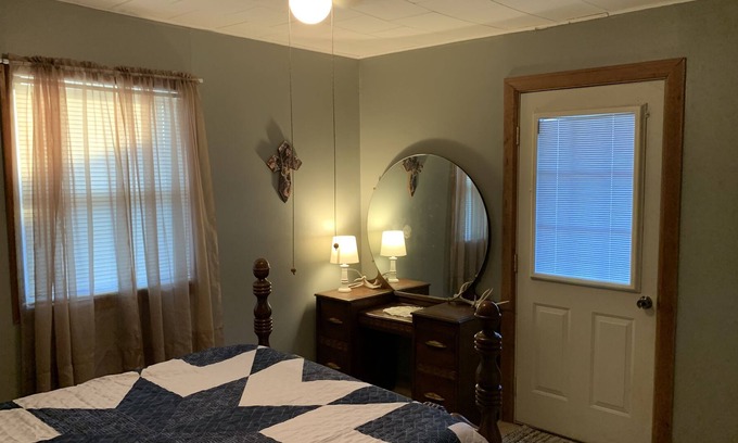 Glencoe Cabaña | Ozark Foothills Country Cottage w/ 4 person Hot tub