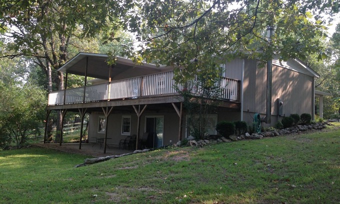 Mountain Home Cabina | ESCAPADA DE OZARK - Mtn. Inicio AR - Cabina para 10 - 3 baños completos, entorno privado