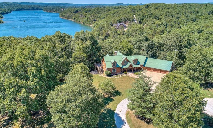 Eagle Rock Cabina | Ozark log cabin near Eureka Springs | Sleeps 32 | 4 boat slips | NO cleaning fee