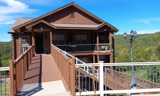 Indian Point Cabina | Ozark Mountain Walk-in Log Cabin by Silver Dollar City & Table Rock Lake!