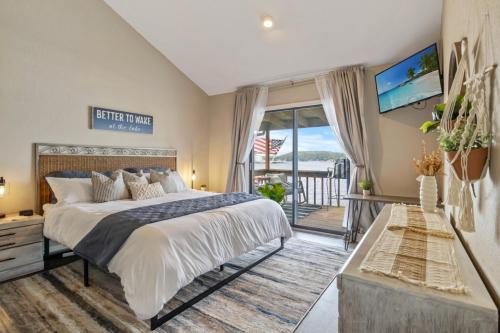 Lake Ozark Casa | Ozark Upper Deck Top Floor Waterfront Condo
