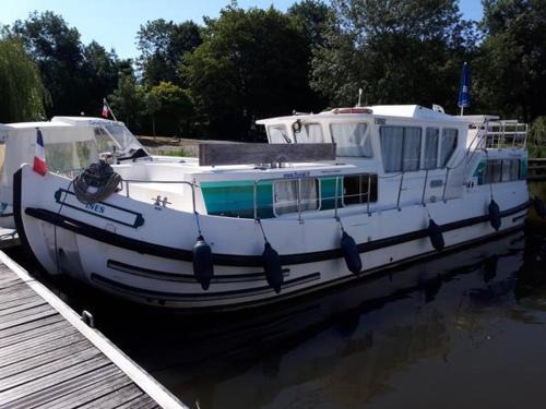 Chenille-Change Alquiler De Eote | Péniche vintage à quai pour 7 pers avec espace extérieur privé à Chenillé-Changé - API-1-46-22