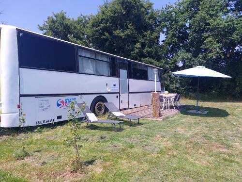 Arcomps Otro | Pépère, bus aménagé dans camping à la ferme