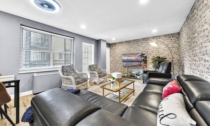 SoNo Apartamento | P/8G Remodel 2BR/2BA downtown ATL- Parking & Balcony
