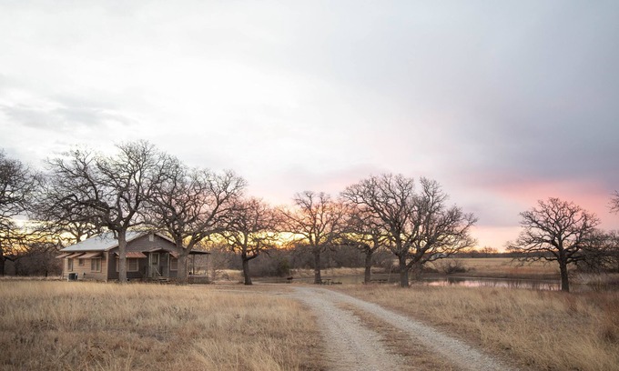 Jacksboro Cabina | P.T. Cabin provides a private pond & stars included! 5 mins to Jacksboro, Tx.