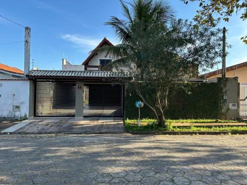 Peruibe Casa | P003 - Casa de 3 dormitórios com churrasqueira, apenas 150m da praia