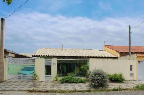 Peruibe Casa | P004 - Casa com 3 dormitórios, churrasqueira e apenas 150m da praia