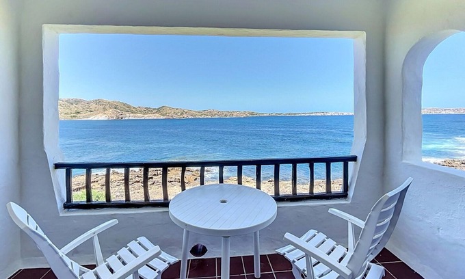 Platges de Fornells Apartamento | P98 - Bonito apartamento sobre el mar