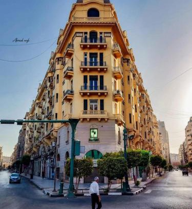 Qasr an-Nil Hotel | Pa la ce court