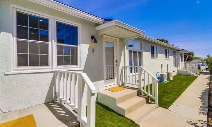 North Pacific Beach Casa | Pacific Beach Gem Walk to Law Street Beach
