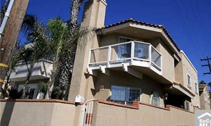 Huntington Beach Villa | Pacific Breeze ocean view , a few steps from Main Street, the sand and pier