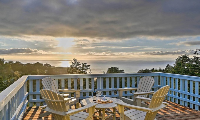 Manchester Casa | 'Pacific Coast House' w/ Private Hot Tub!