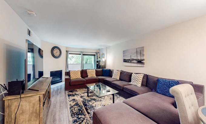 Playa Del Rey Condominio | Pacific Cove | Pool & Hot Tub, Fitness Center | Walk to Beach & Dining