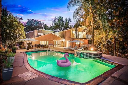 Calabasas Casa | Pacific Dreams at Woodland Hills - 8 BR with Pool & Hot Tub