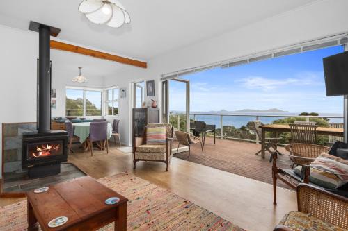 Langs Beach Casa | Pacific Views - Langs Beach Holiday Home
