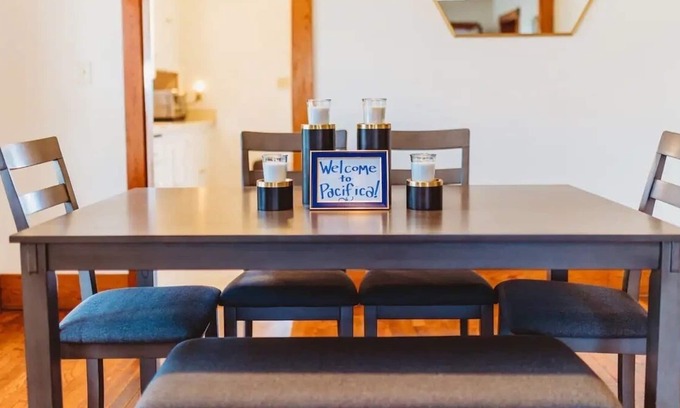 Osawatomie Casa | Pacifica is Comfort & Charm + Sleeps 8 + Pets Welcome