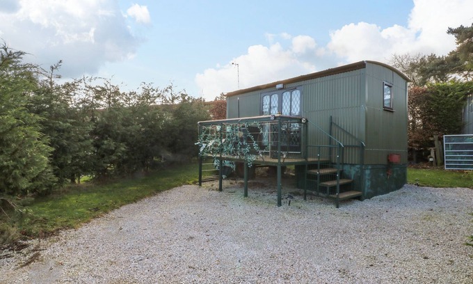 Crich Cabaña | PACKHORSE SHEPHERD’S HUT, pet friendly, with a garden in Wirksworth