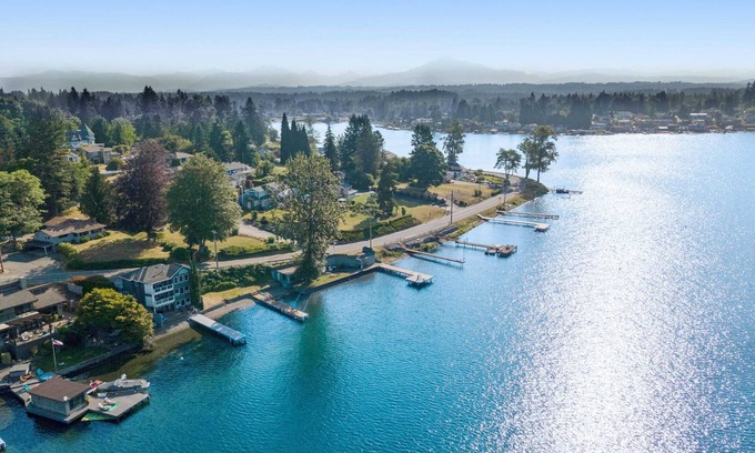 Lake Stevens Casa | Paddle Boards | Private Dock | Sleeps 7