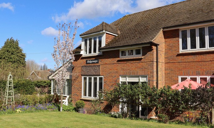 East Farleigh Cabaña | PADDOCK VIEW, romantic, with a garden in Maidstone