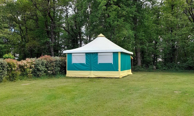 Fajoles Alquiler De RV | Pagan tent. On flat, shady grounds, with swimming pool. Quietly.