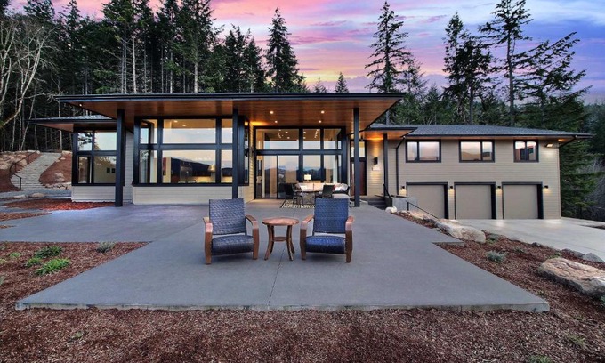 White Salmon Casa | Pahtos Retreat Luxe White Salmon Home Hot Tub