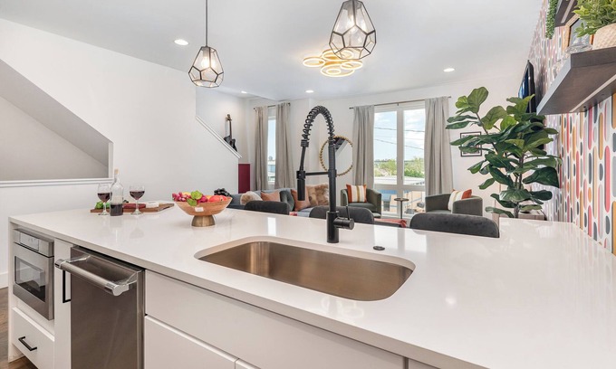 Katie Hill Neighborhood Cabaña | Painted Note - Rooftop Hot Tub - Mins to Broadway