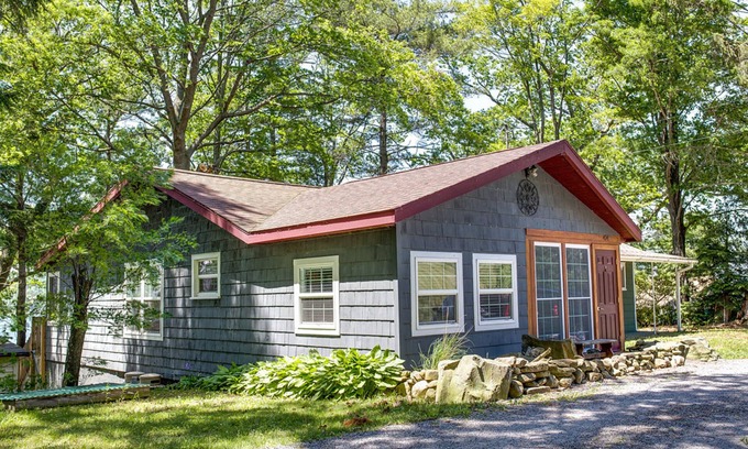 Bradford Casa | Romántica, encantadora casa de campo de 2 dormitorios en el lago Lamoka