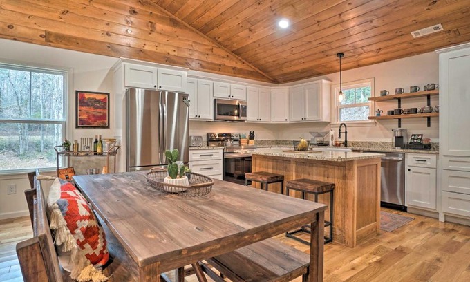 Tiger Casa | Painted Skies Upscale Getaway By Lake Burton!