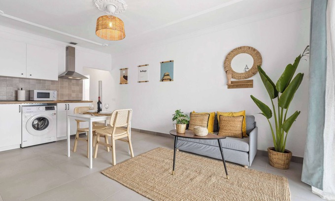 Los Cocoteros Apartamento | Palm Sunset · Terraza XL & Estilo Boho · by Bayside Rentals
