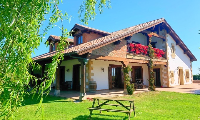 Liencres Casa | Casa-palacio con piscina. para 21 personas en Cantabria, a 9Km de Santander.
