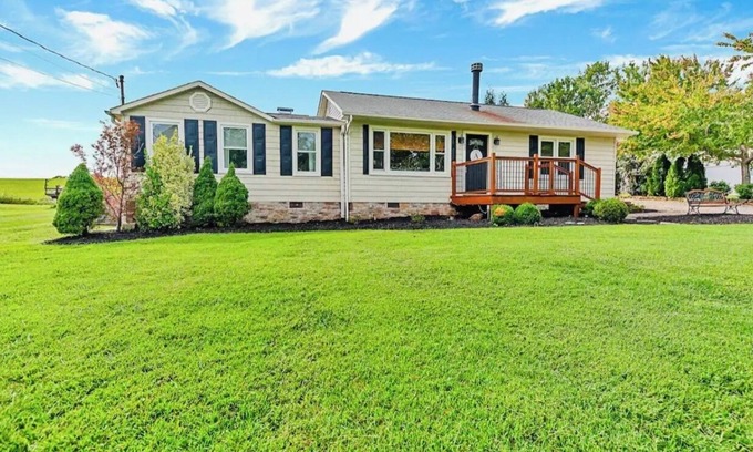 Seymour Casa | Palace of Porterfield awaits you in Seymour, central to Knoxville/Pigeon Forge!