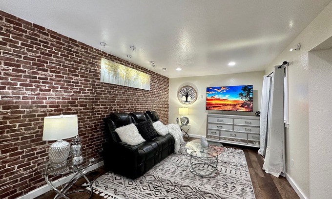 Seattle Hill-Silver Firs Casa | PALACE VILLA: Palace Villa: Central AC & modern, private yard