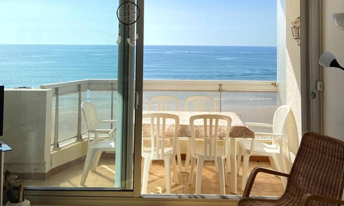 Palavas-les-Flots Apartamento | Palavas : T2 Cabine en Front de Mer avec Balcon et Parking, Proche Centre et Commerces - FR-1-559-11