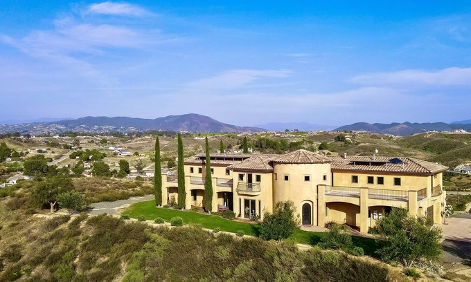 Temecula Villa | Palazzo Del Sol By AvantStay | Breathtaking Home w/ Mountain Views & Hot Tub